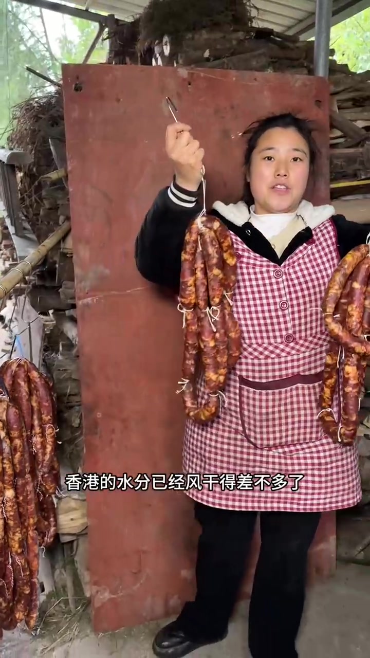 谁能抵得住农村腊香肠的诱惑，年底了家家都做了好吃的腊肉香肠