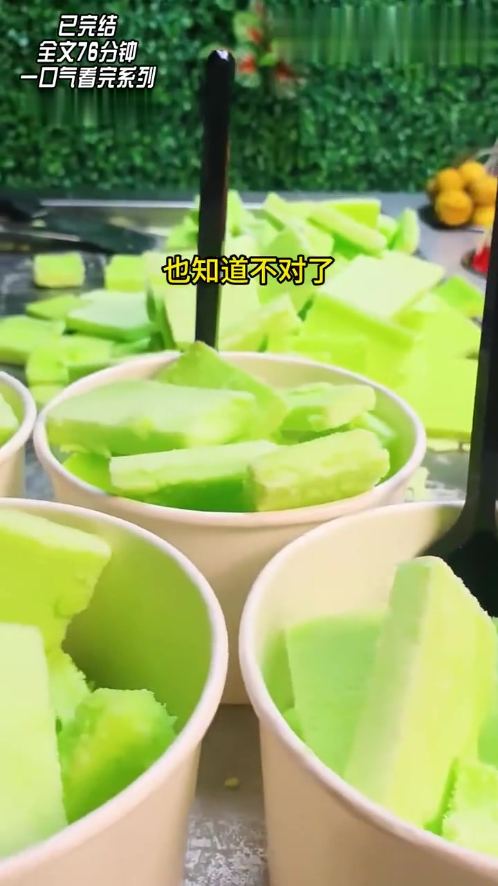 完结文,奶奶身为接生婆,意外凄惨地离世,双眼圆睁,嘴巴大张。殡葬之人用线将她的嘴眼缝合,父