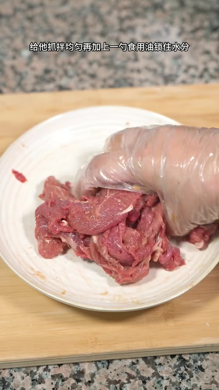 凉拌牛肉加点黄瓜，适合夏天没胃口的凉拌菜 牛肉嫩滑，黄瓜清脆爽口，几分钟就能搞定的凉拌菜，