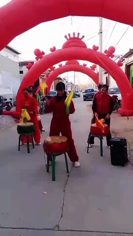 没有鼓拿板凳练哈哈。练习中的姐妹们照样精彩哈哈。吃了饺子敲起来。祝福一对新人百年好合，早生