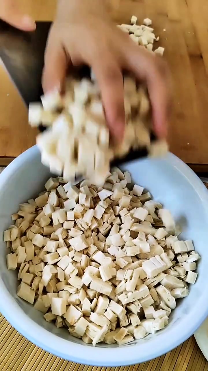 不知道吃啥的时候来上一碗这素煮馍,菜香馍烂,特别入味