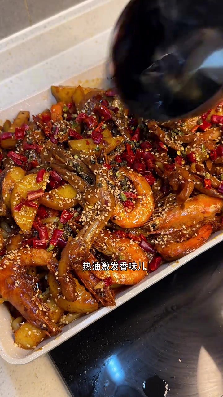 今天和小宋吃干锅鸭爪虾，晚餐打卡