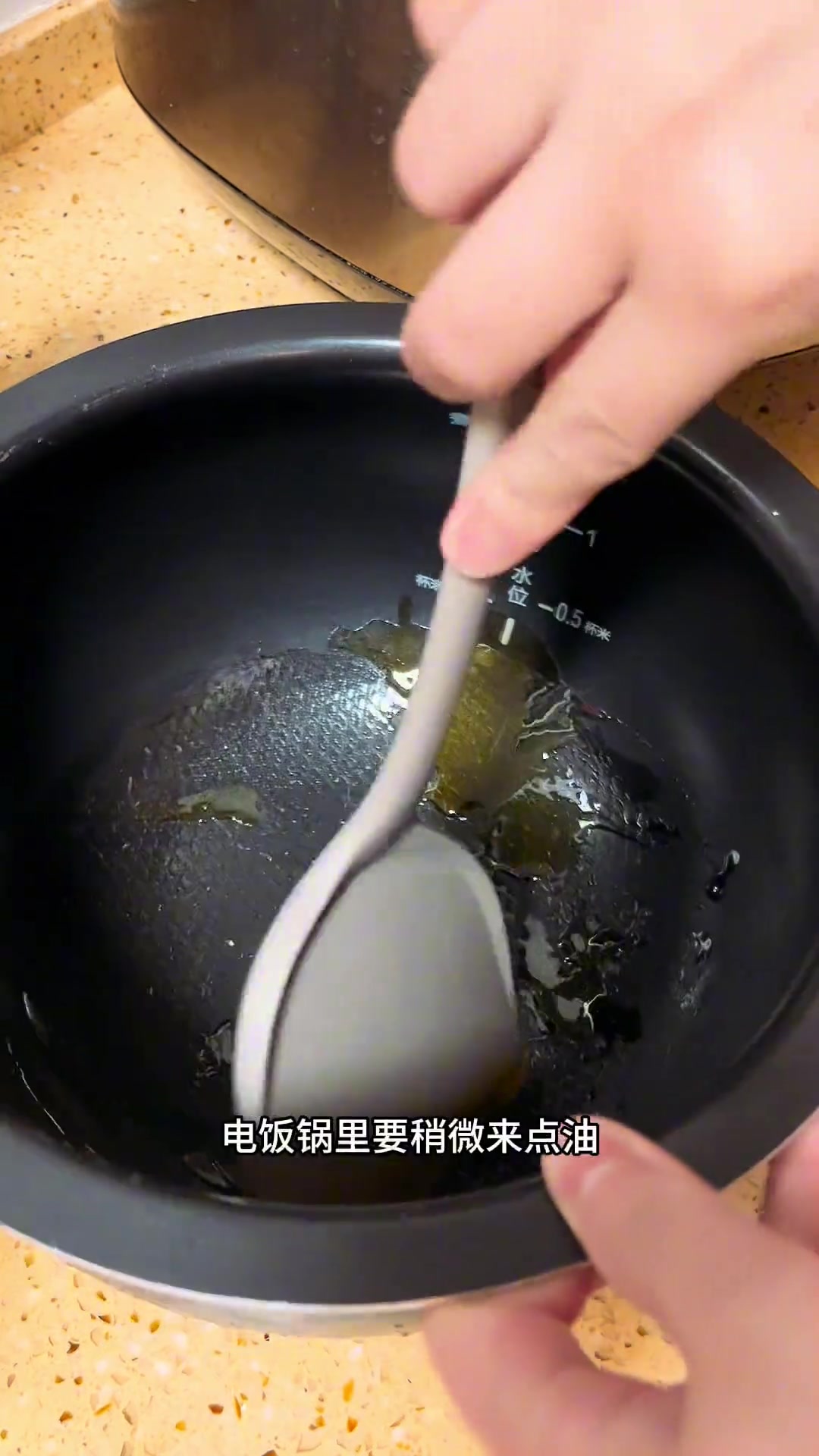 爷爷奶奶喜欢吃鸡蛋糕，我今天在家用电饭锅做的，简单方便，松软绵密