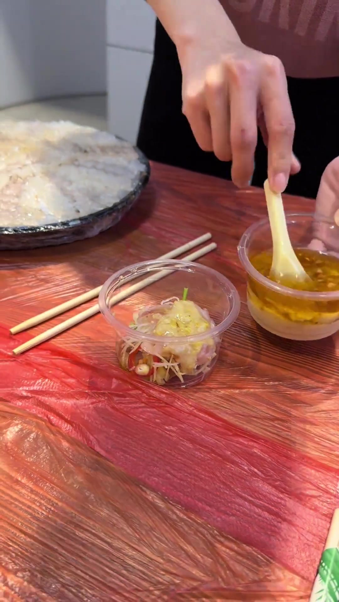 来潮汕,鱼生是一定不能错过的美食!这可比日本刺身强太多了来潮汕旅游一定的吃一下鱼生啊!还有