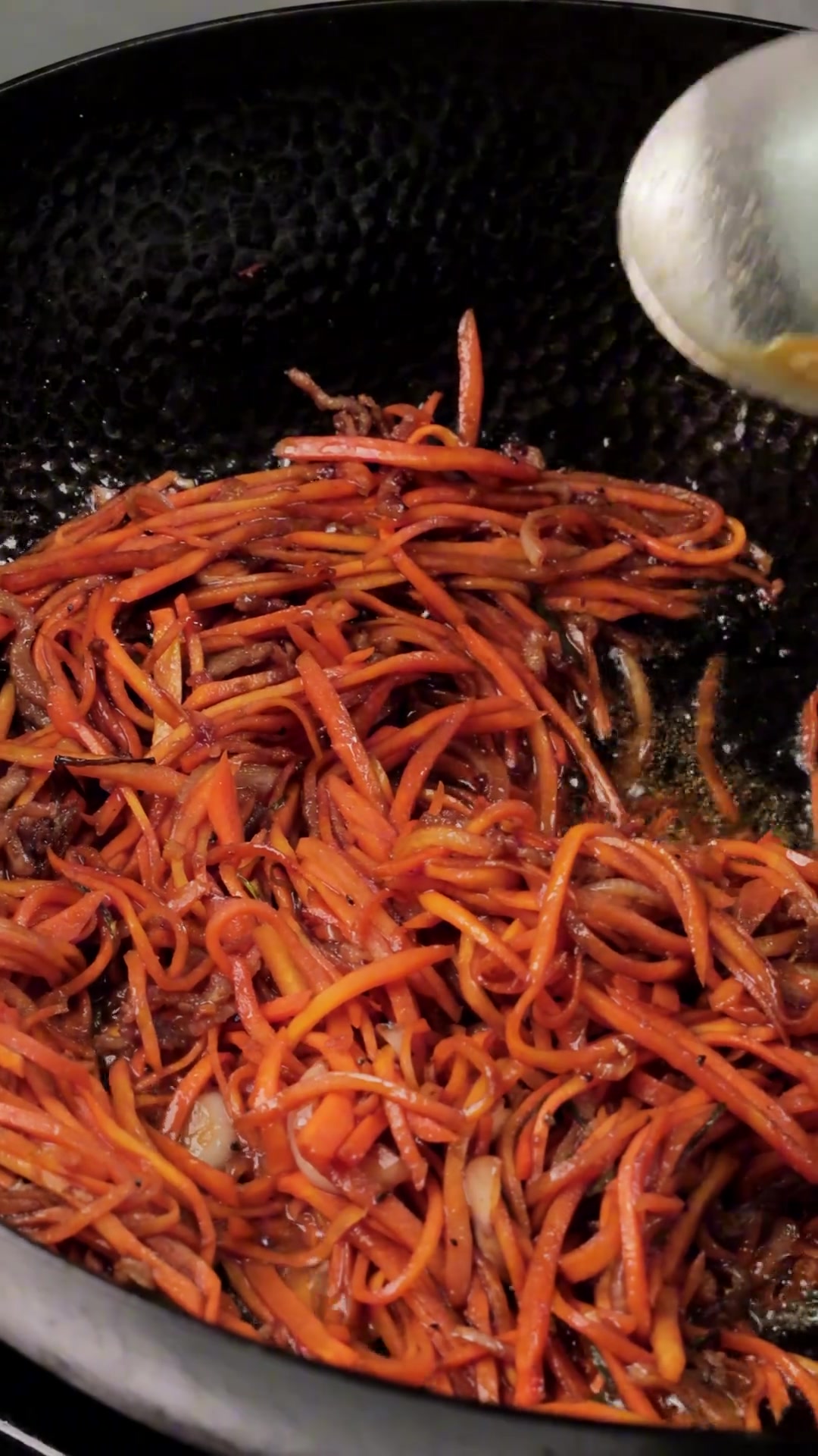 胡萝卜不仅可以蒸煮，还可以炒肉丝