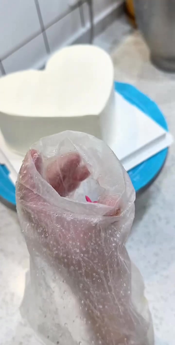 一直很火的网红渐变爱心蛋糕，制作过程很治愈！