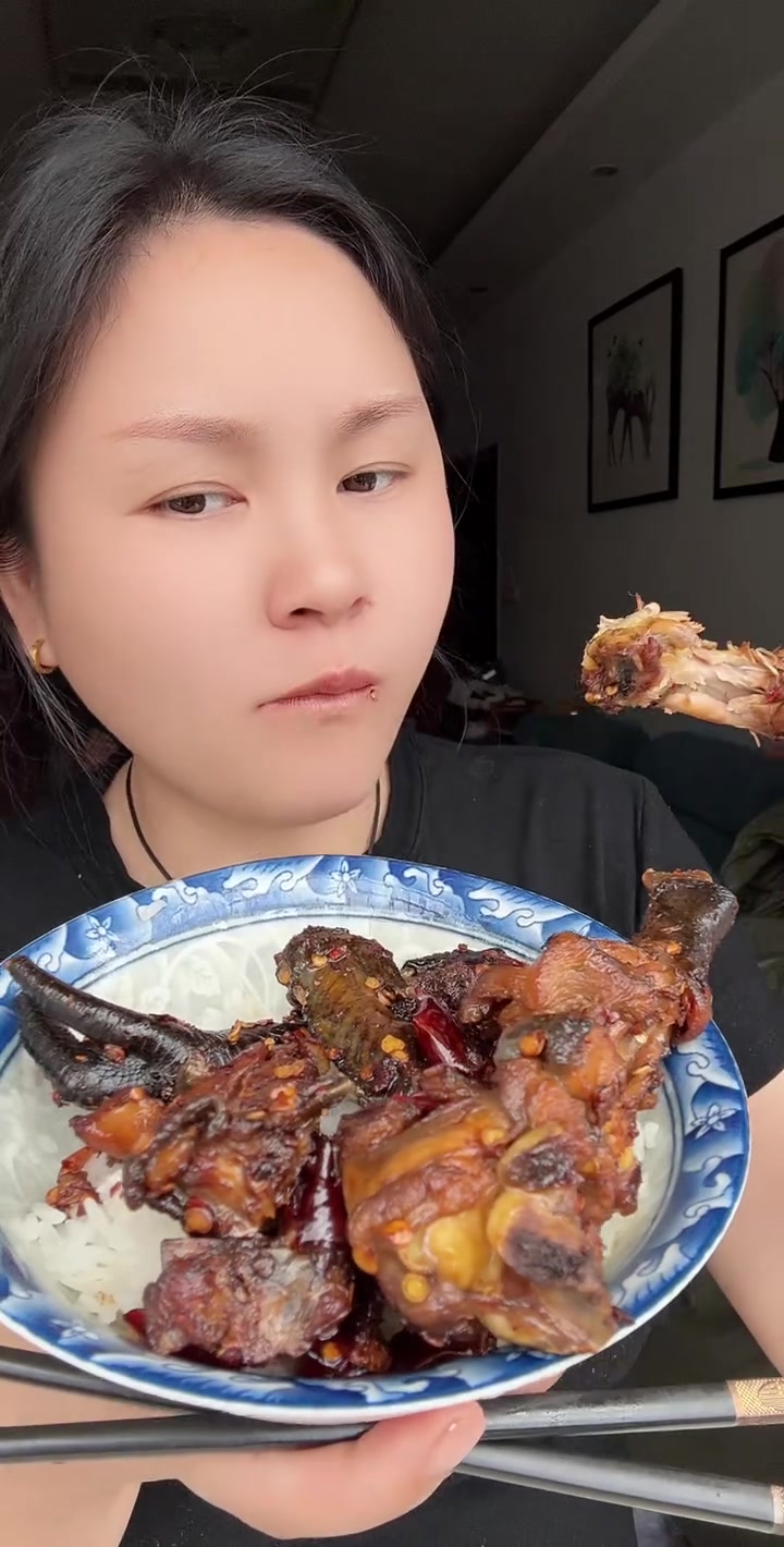 好吃很香，特别适合在家没事的时候追剧啃着玩，消磨时间当一个休闲小零食哟，婆婆家去年8月份孵