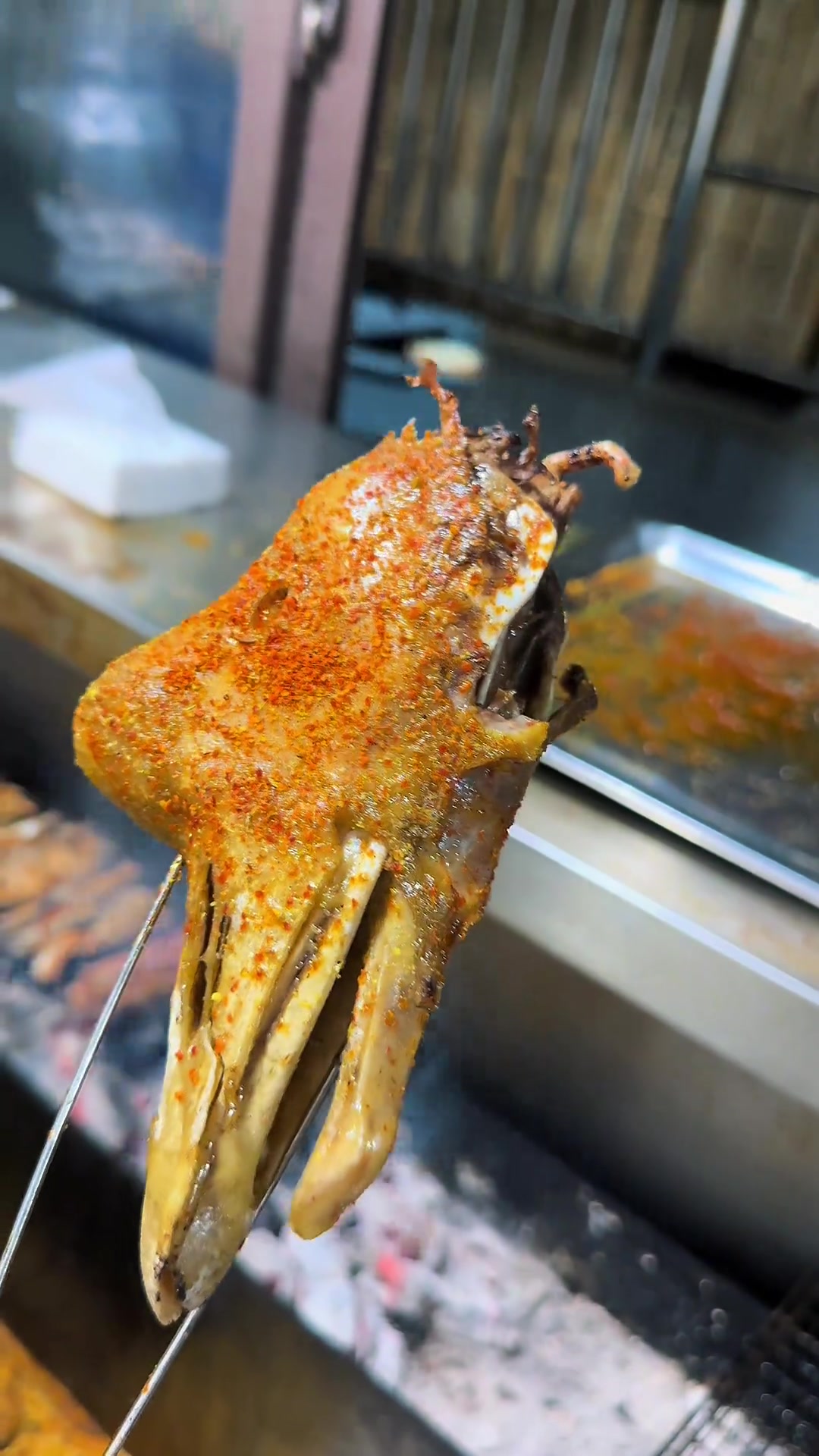 万物皆可烤!吃了烤鹅头,万事不用愁