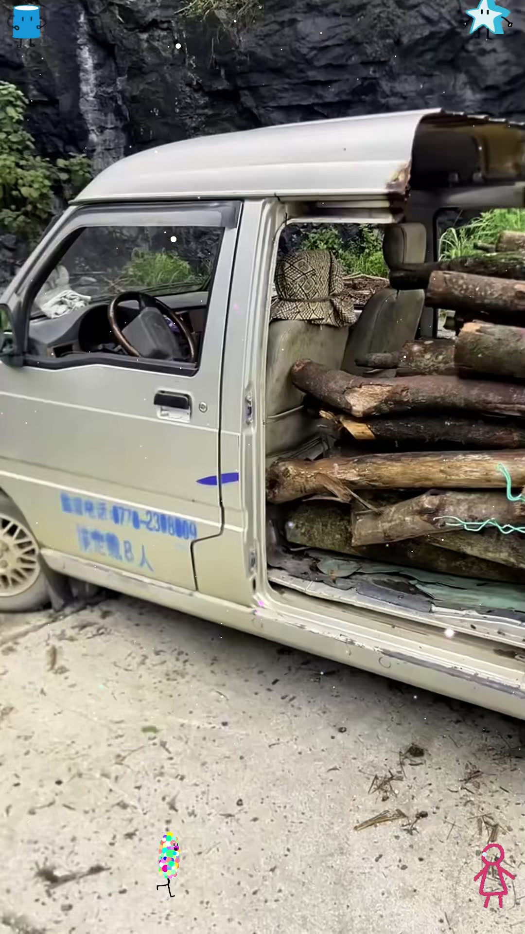 师傅把废旧的面包车改装成了小货车,上山拉个木材,相当方便