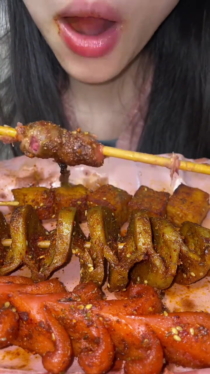 街边烧烤美食，面筋、鱼豆腐、肉串、香肠