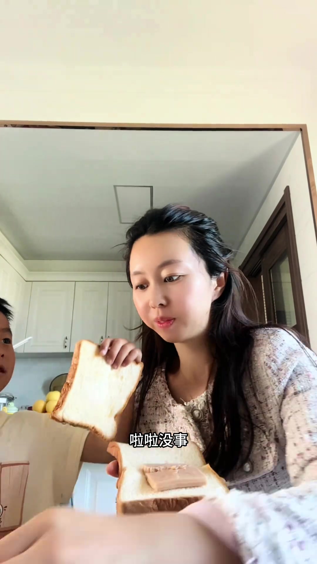 愉快的周末又来啦,今天任务是吃好喝好,完成作业,早晨给孩子们煎鸡蛋,午餐肉,蒸面包,满满的