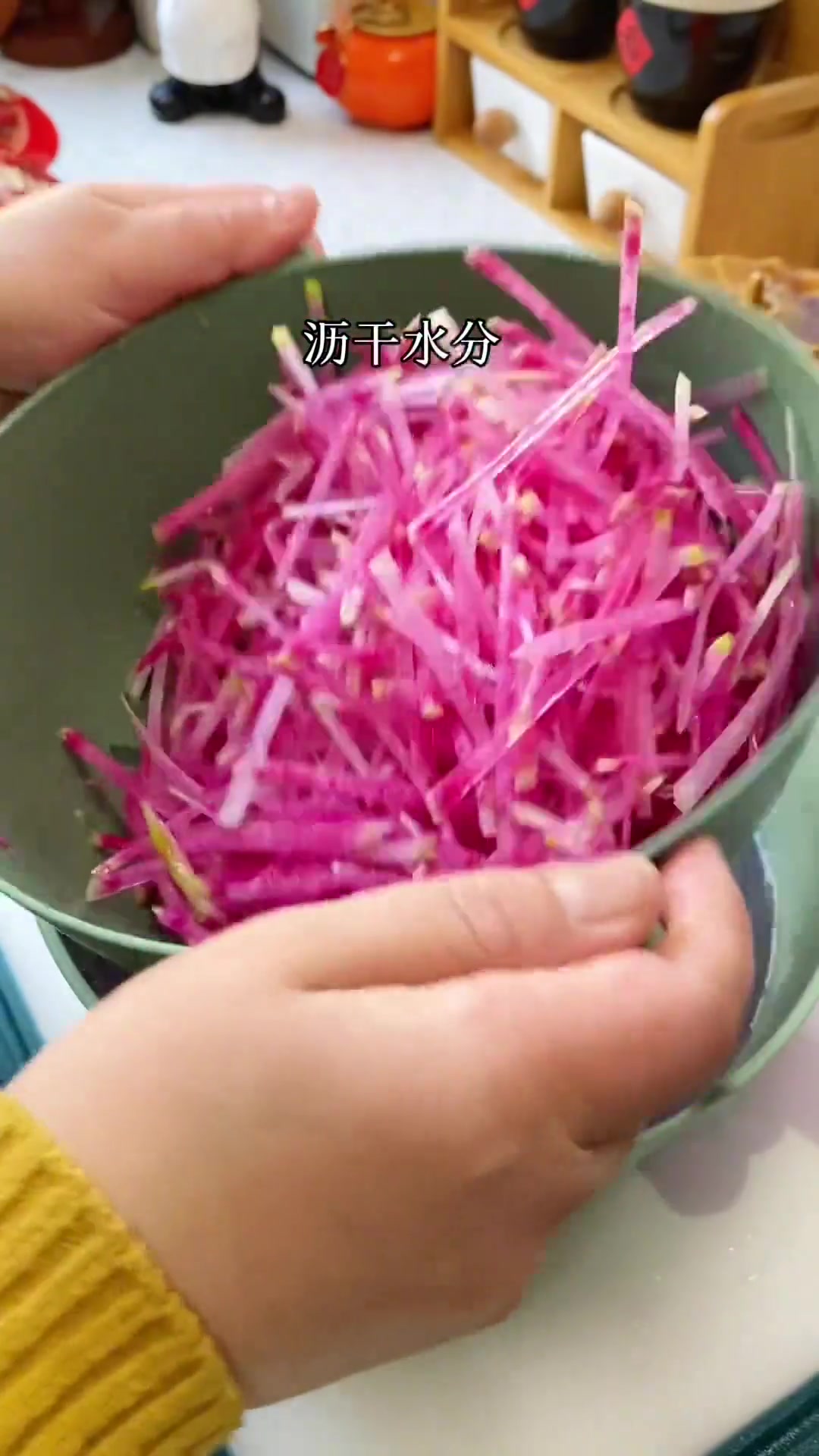 这样做的凉拌糖醋红心萝卜丝,酸甜爽脆,好看又好吃