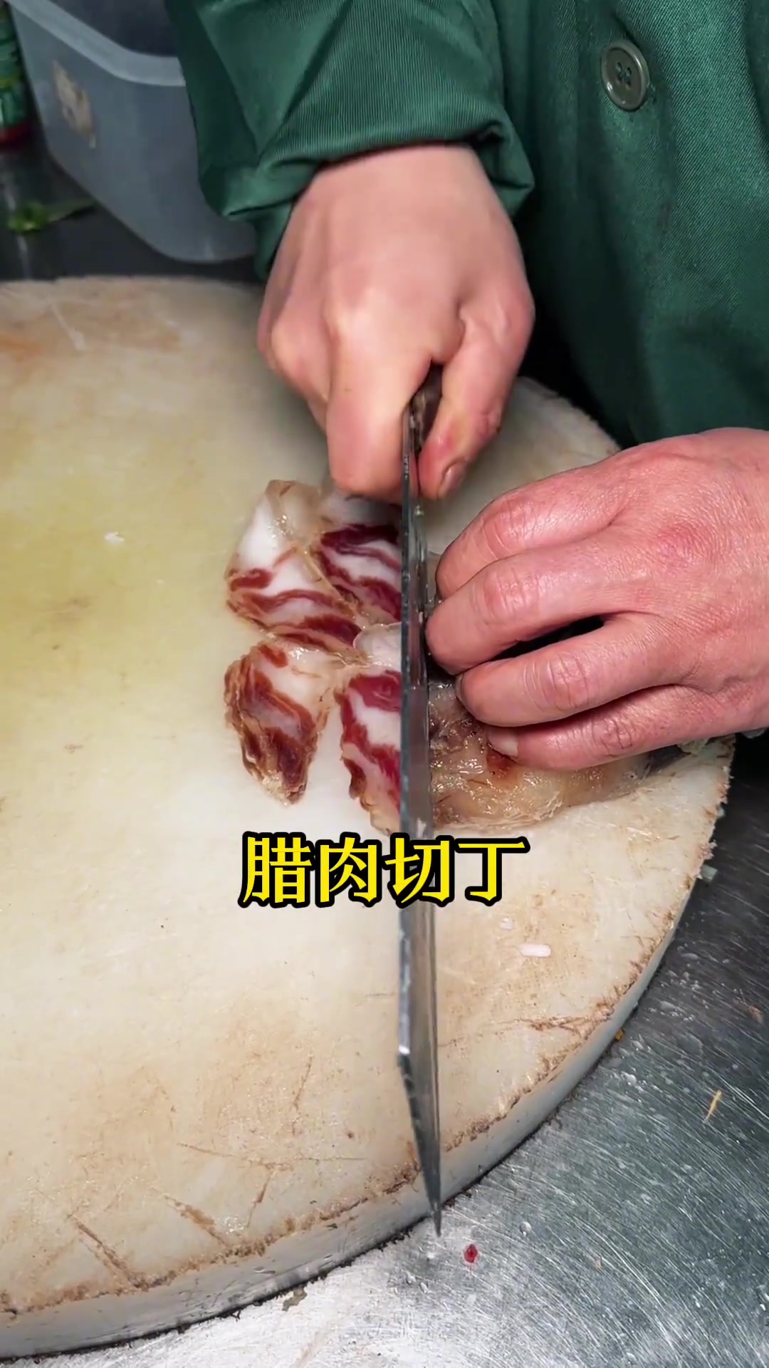 黄梅菜粑不仅是黄梅地区的一种传统美食,更是一种文化传承。每年农历年初,黄梅县及周边地区的家