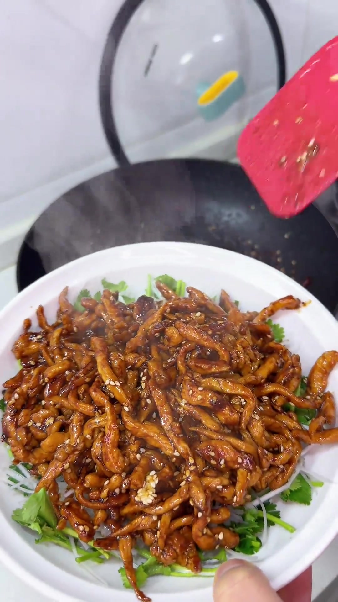 小学生美食今天做了3道卷饼配菜,京酱肉丝、包菜炒粉、菠菜炒鸡蛋