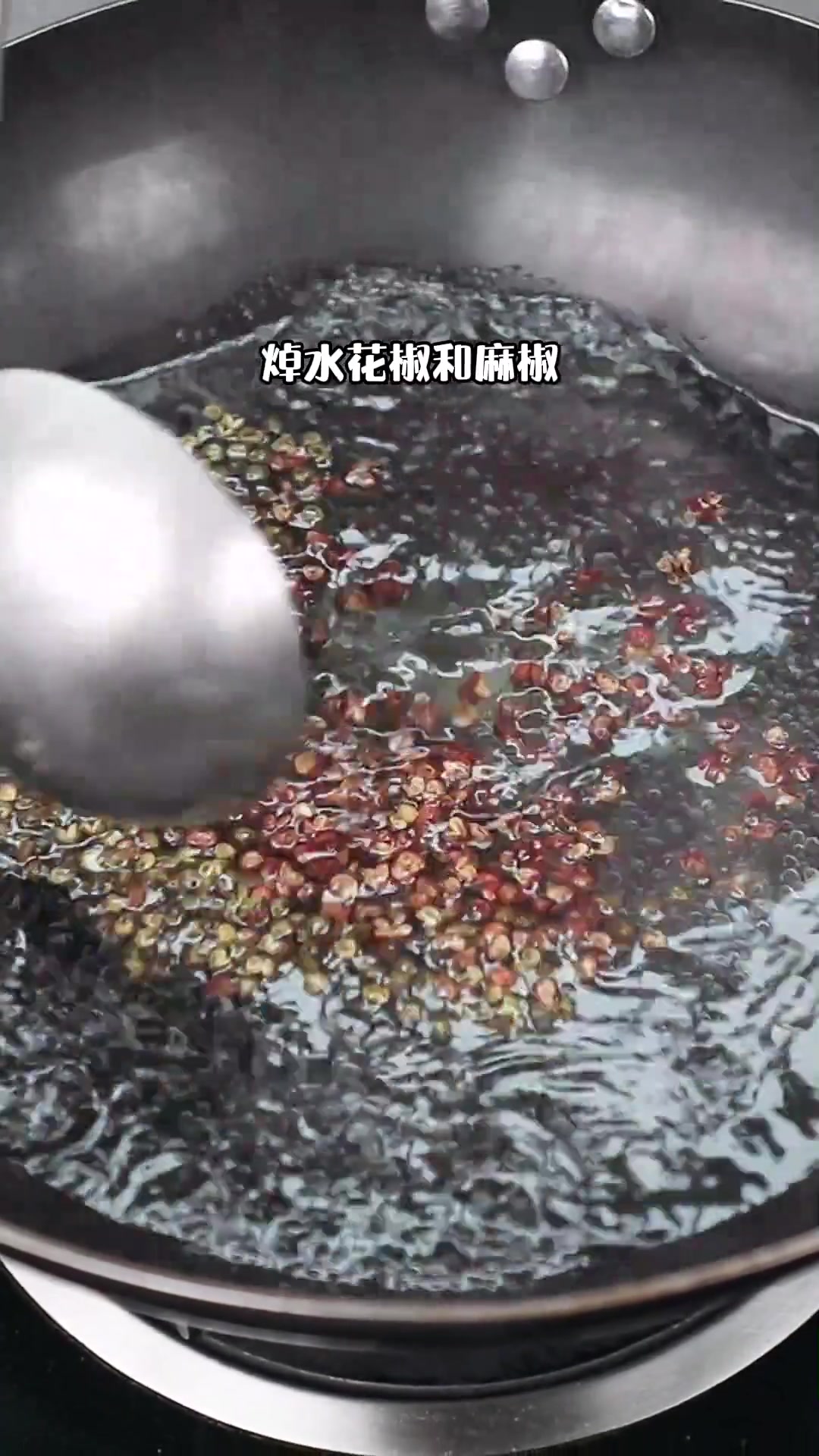 川菜餐厅里的招牌特色菜飘香沸腾水煮鱼教程来了,麻辣鲜香