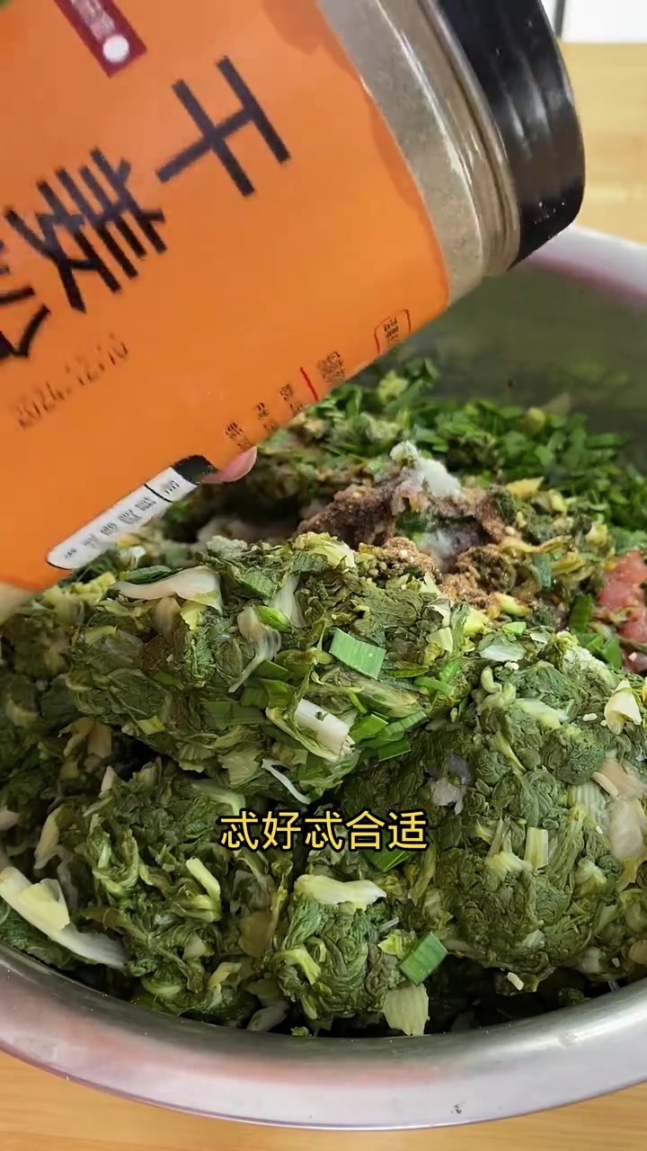 不会做玉米渣菜饽饽的姐妹们,今天手把手教大家,玉米渣的比玉米面儿的好吃太多了,又香又脆,出