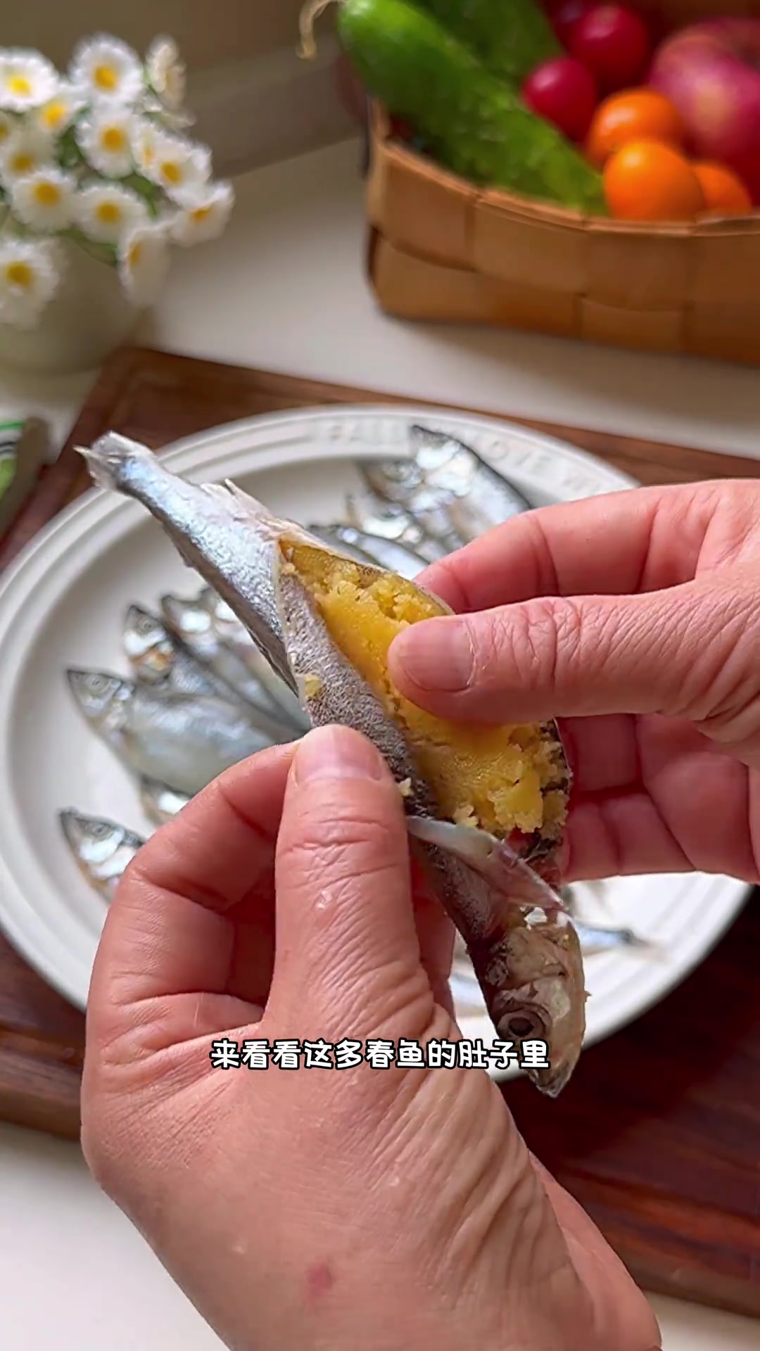 酥炸多春鱼，外酥里嫩鱼籽满，好吃又营养