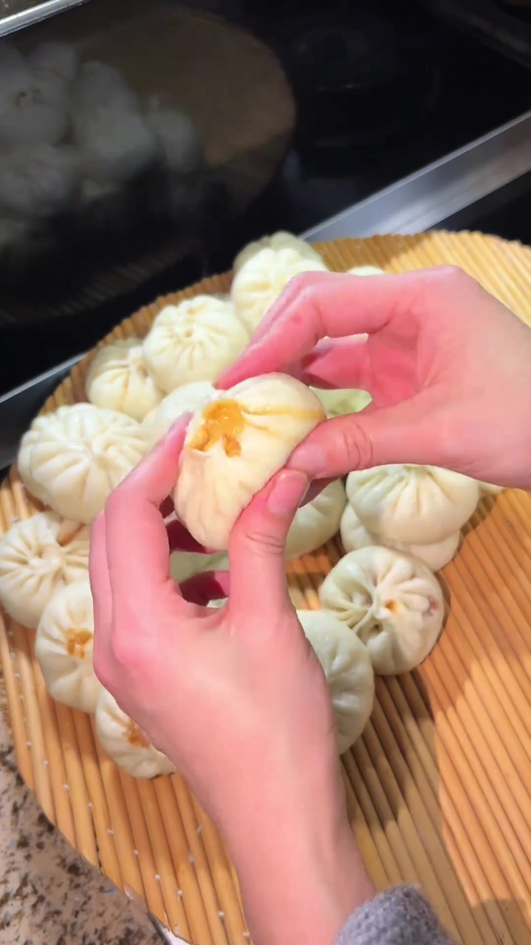 蒸白菜猪肉大包子,放芹菜提味,味道超赞!