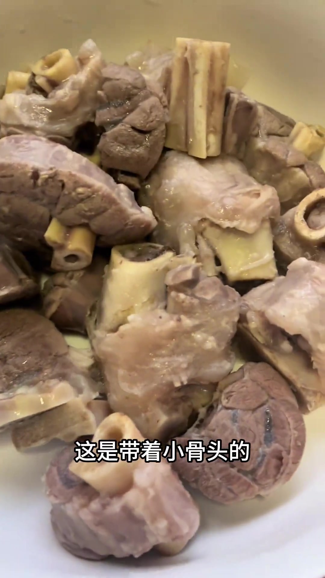 这款甘肃带骨的羊腱子,好吃到起飞!爱吃羊肉的朋友一定别错过这羊腱子!放点葱和姜,直接用清水
