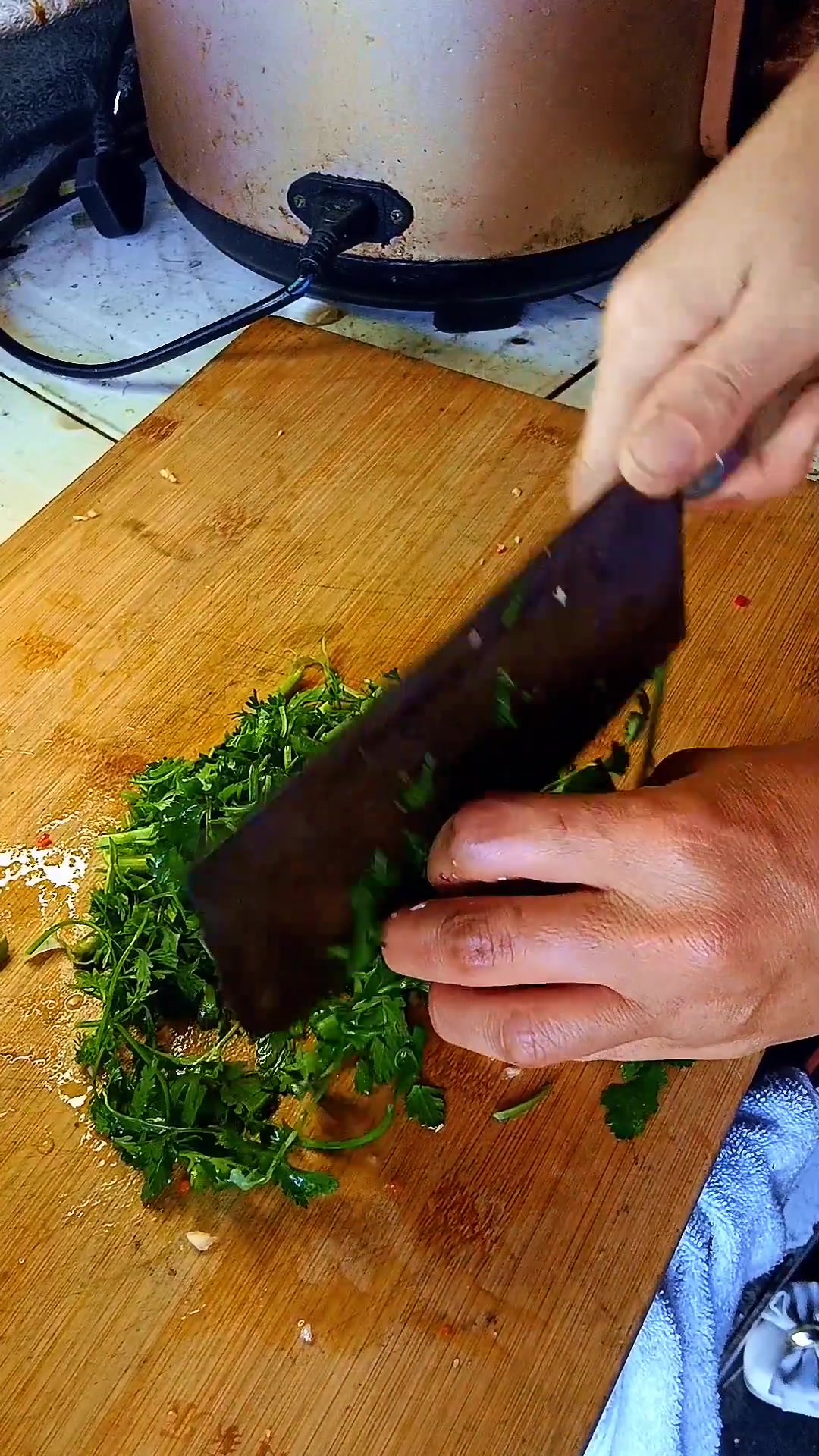 三块钱青菜的独特做法:酸泡菜腊肉超香