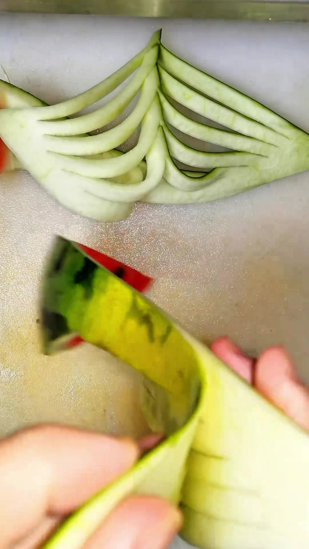 简单易做的水果拼盘:西瓜皮雕刻小动物
