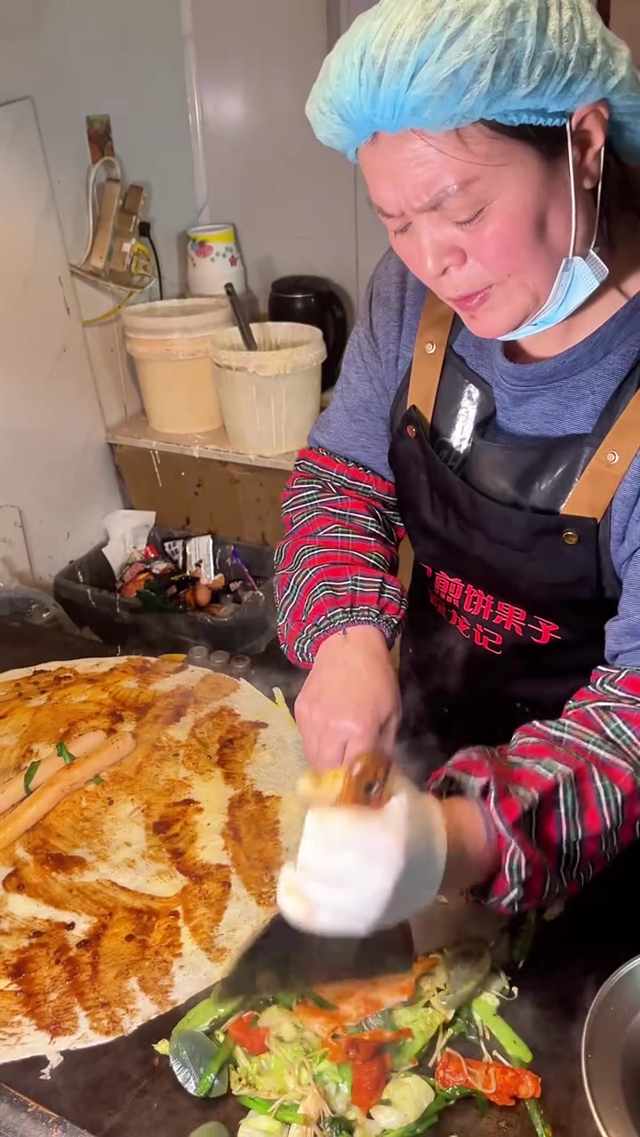 东北超大一个煎饼果子，看看37块老板给我加了啥……