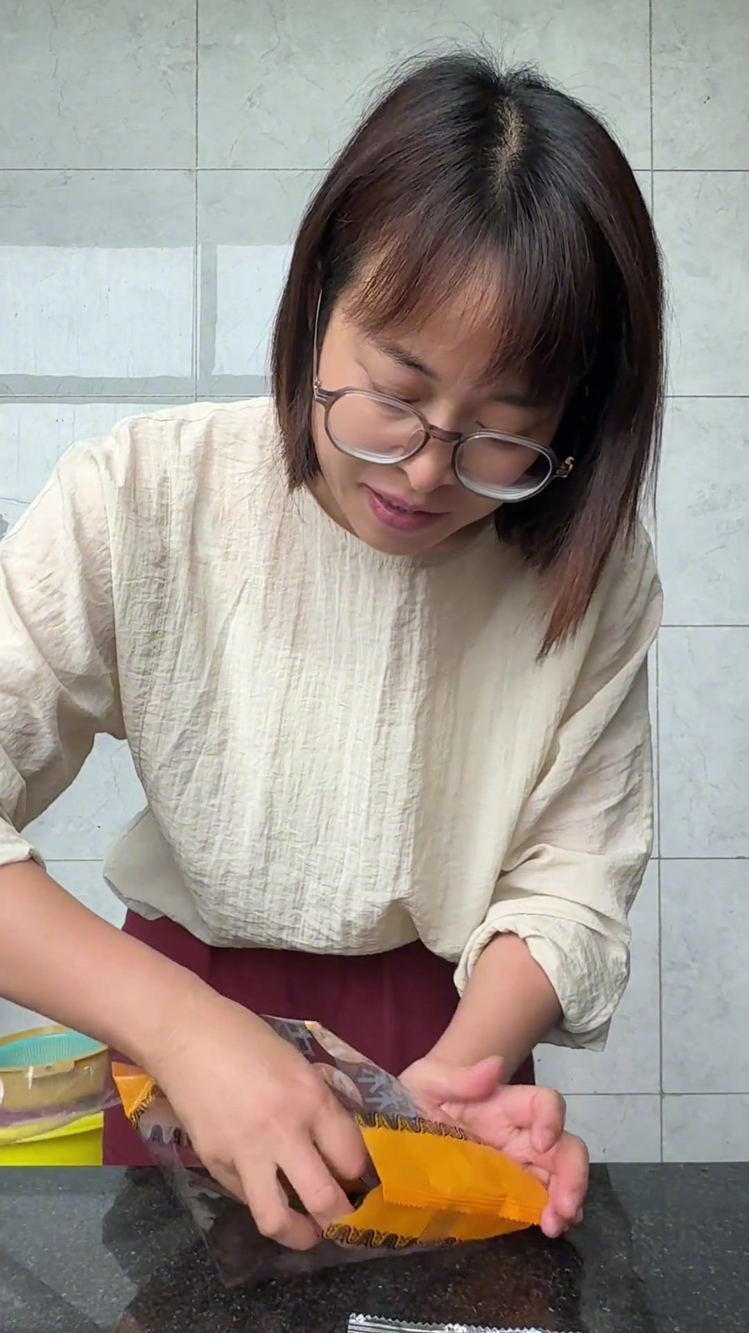 今天的中饭,凉拌凉皮,有红油的,是辣的,有麻酱的是不辣的,我吃的是麻酱的,喜欢吃辣的红油的