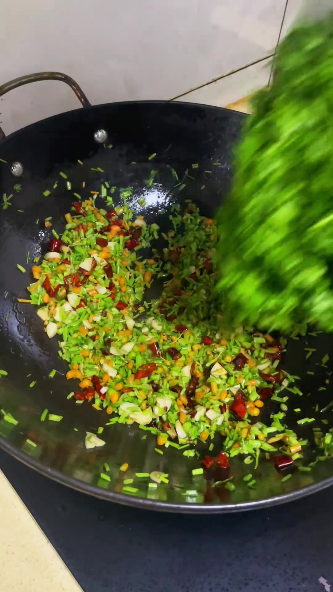 可惜你不是湖南人,不晓得我们这胡萝卜苗拌饭到底有多香