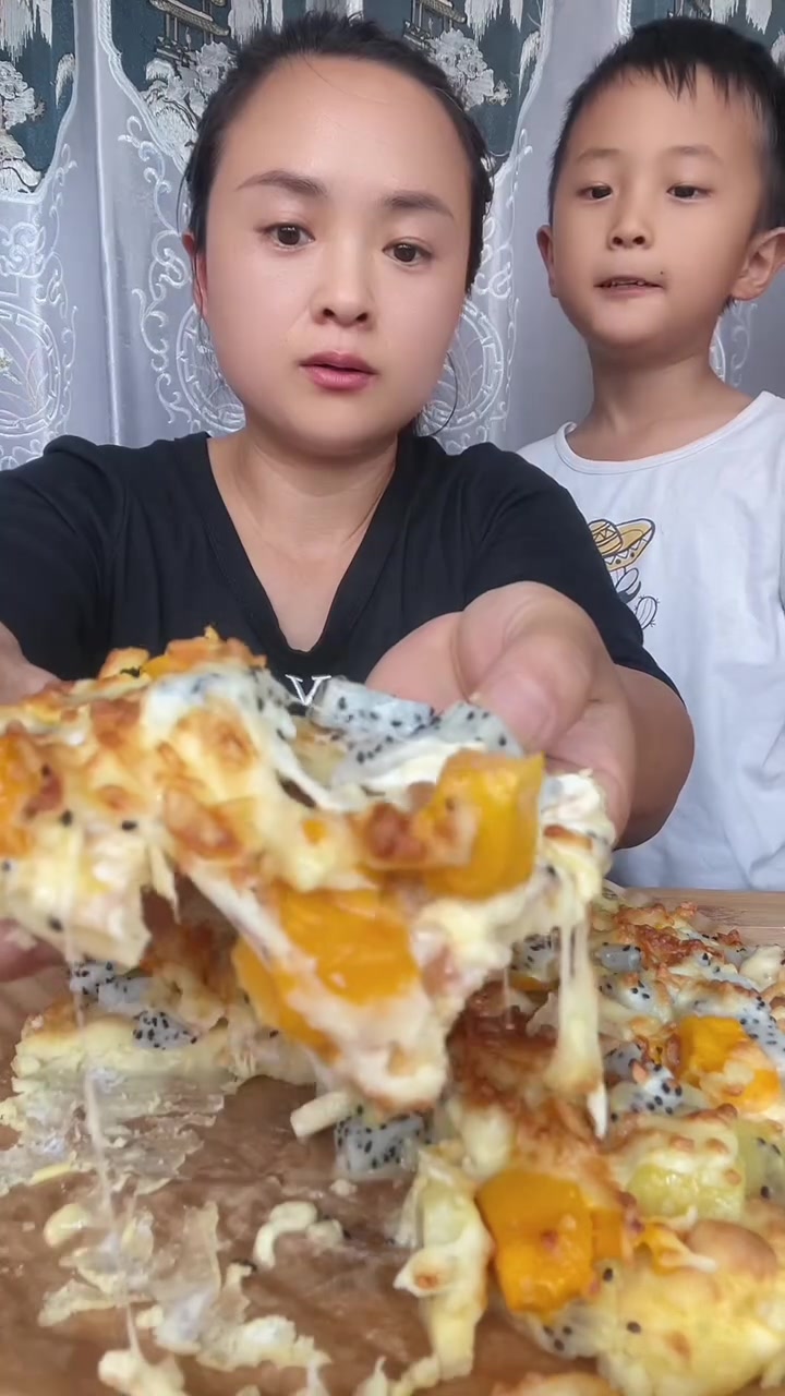 快来试试这款好吃的水果披萨吧