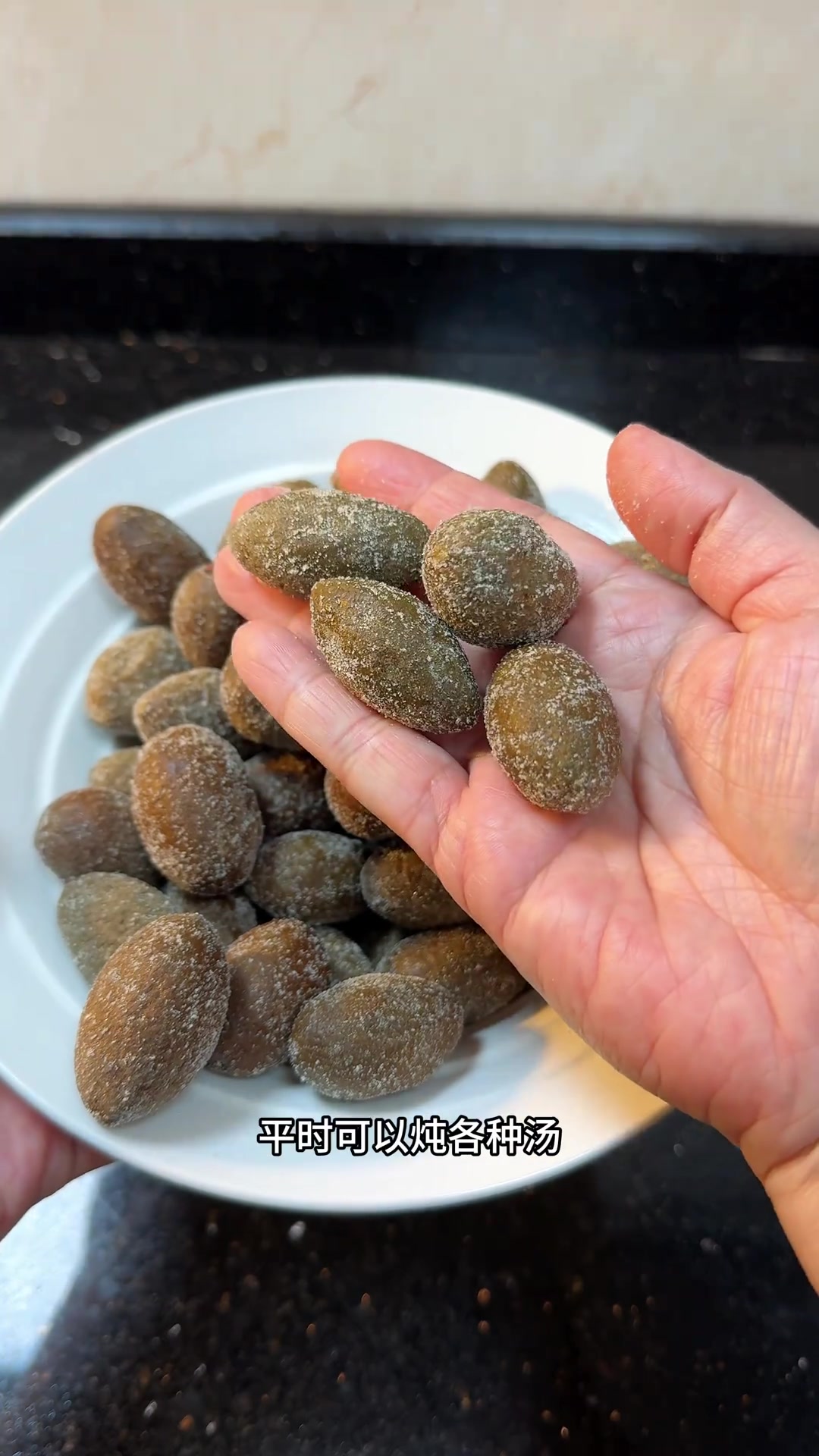 闽南人都懂的咸橄榄炖汤～今天给家人炖了咸橄榄鲍鱼排骨汤,清润回甘,一家大小都可以喝