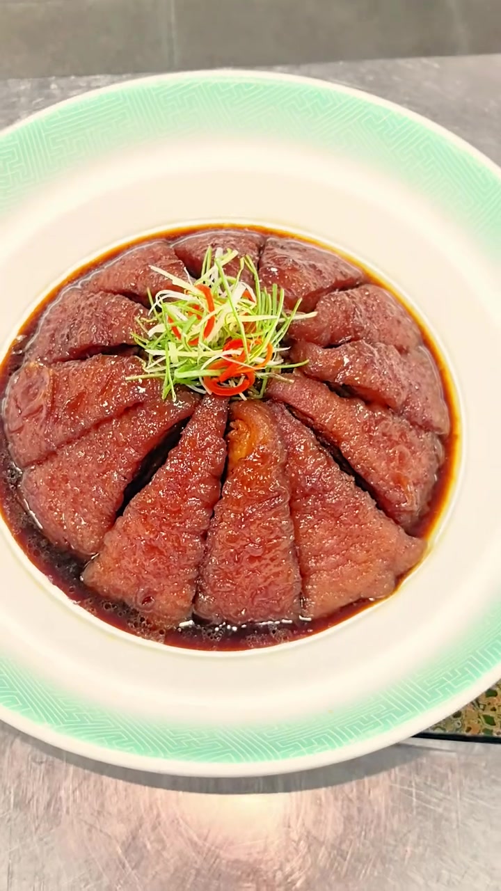 走油肉是苏州蒸菜特有的食材，五花肉蒸熟以后改刀，油炸，浸泡，最后烧制