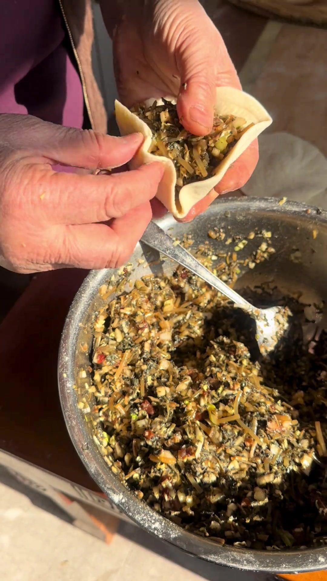 马榨菜又称为长命菜营养价值非常高，咱山东人都爱吃干马榨菜大包子，今天详细的教给大家怎么包鲜
