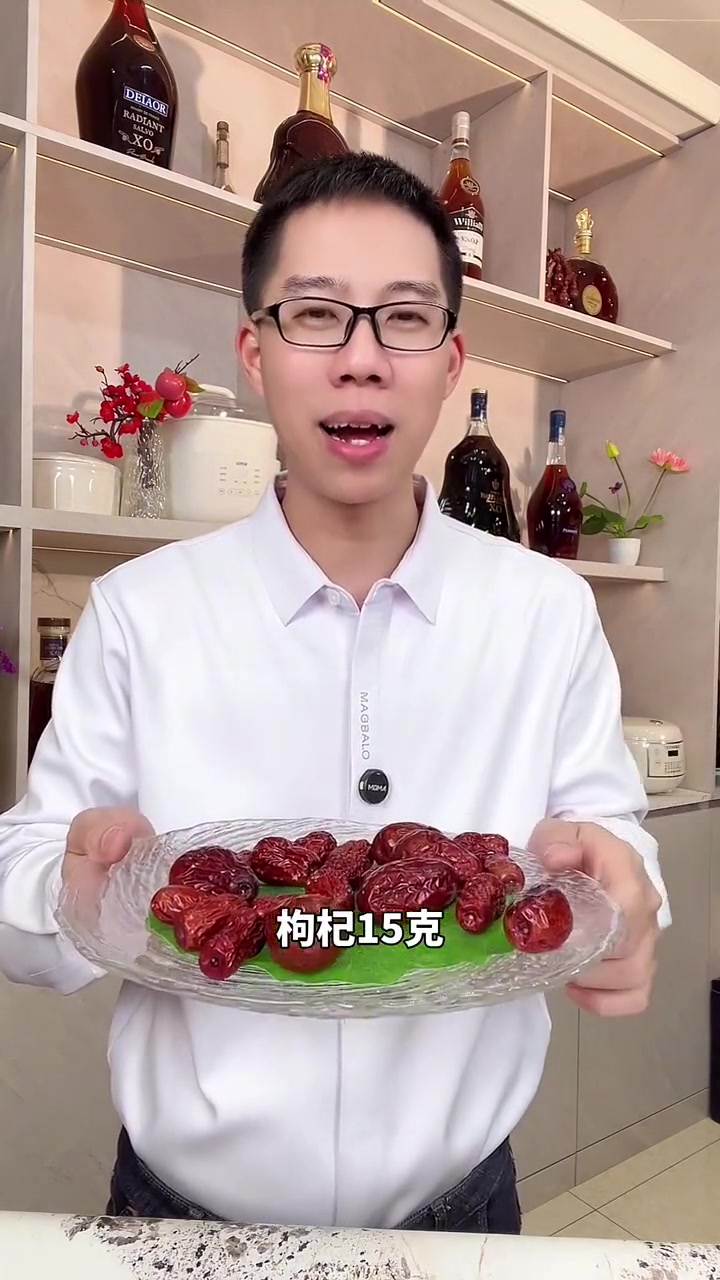 红枣这样搭桂圆枸杞银耳莲子，养生汤做法超简单！