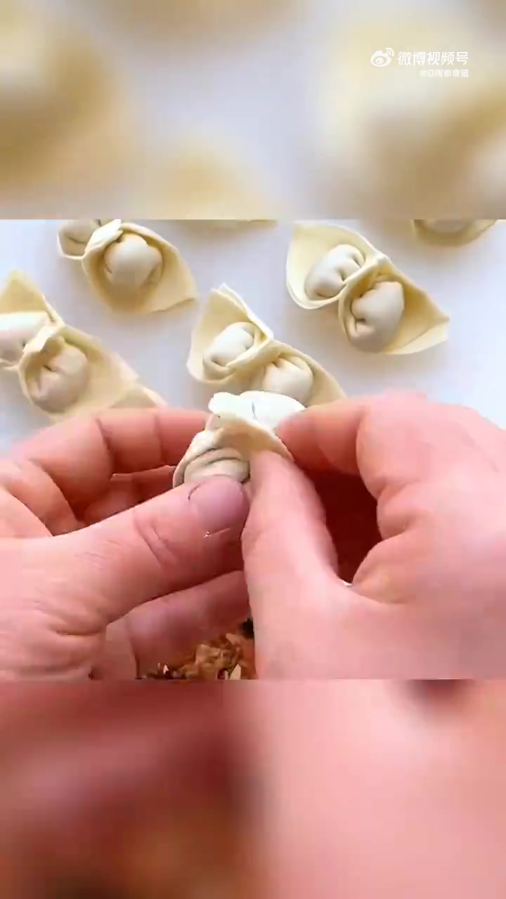 近日,甘肃武威。00后女大学生李琦在自己的家乡开起了饺子店,00后女生带06年店员创业月挣