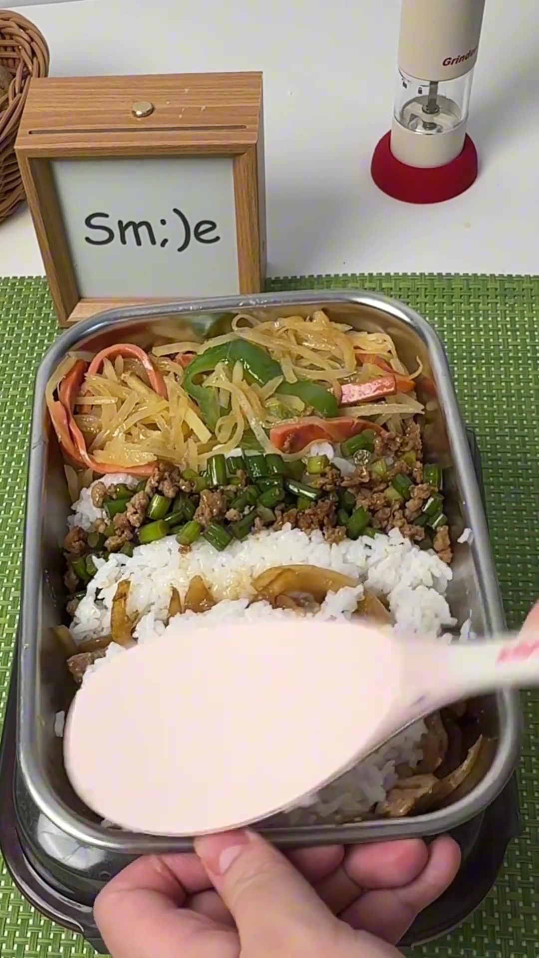 菜单来啦!1.洋葱牛肉2.蒜薹肉末3.肉末蒸鸡蛋4.土豆丝火腿肠5.红烧大棒骨