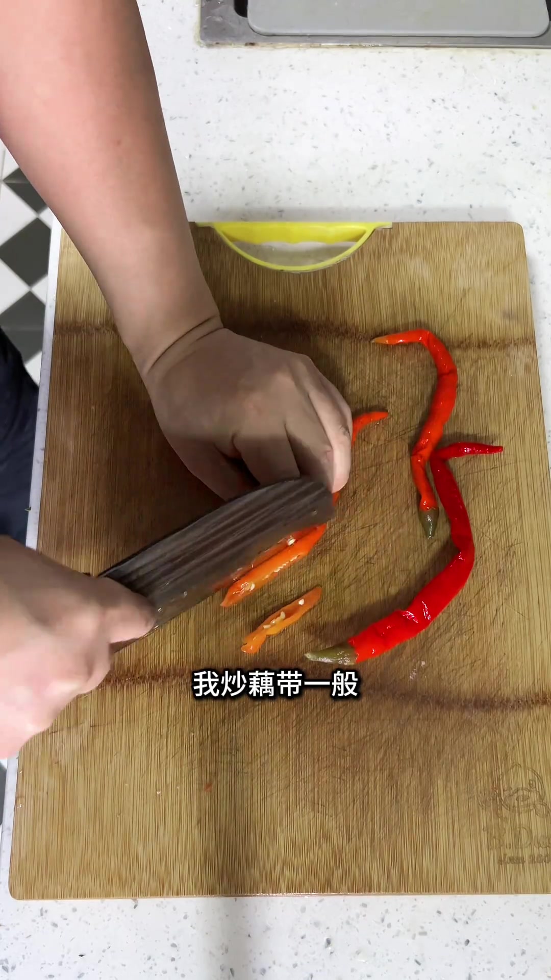 现在的藕带又嫩又脆,搞点泡椒炒真的巨好吃