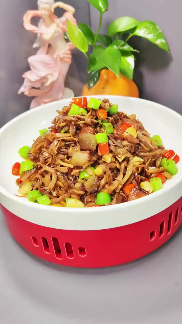 烟笋炒腊肉教程，口味香辣入味脆嫩可口