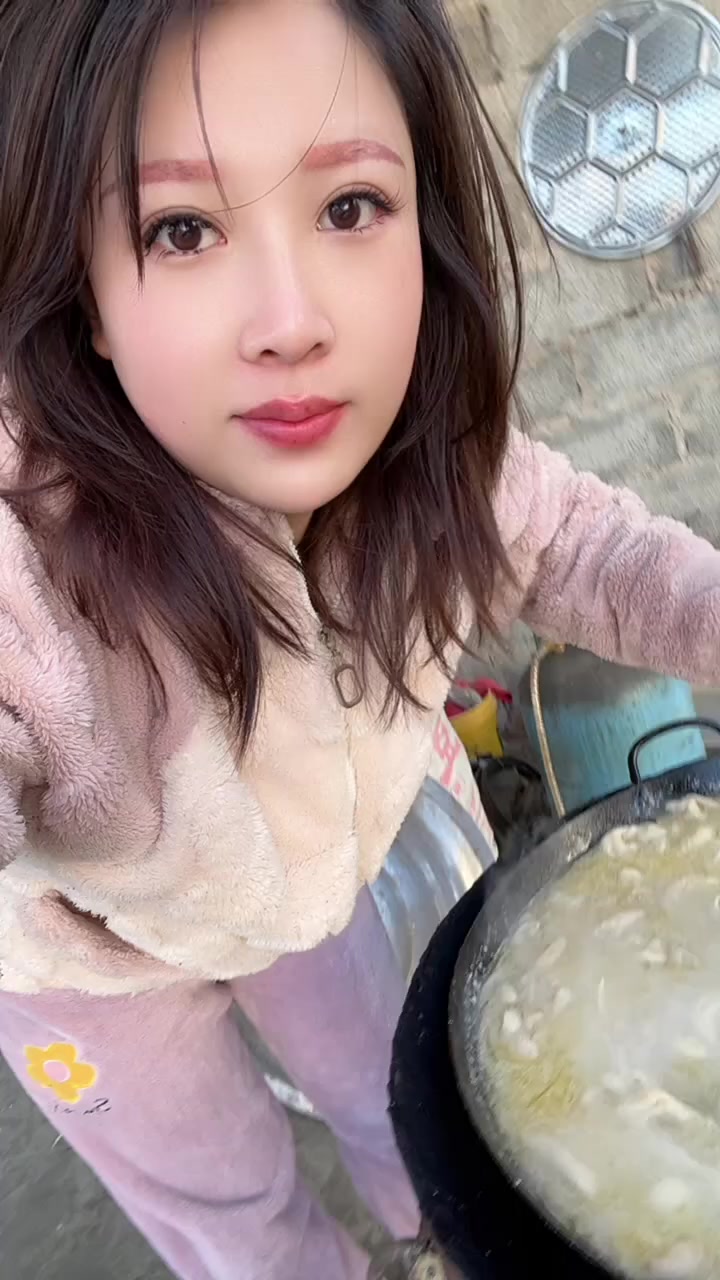 感谢美女送的年糕,特别好吃,以后想吃去东陵找你忙碌的一天,穿串备货,3点出摊老铁们!