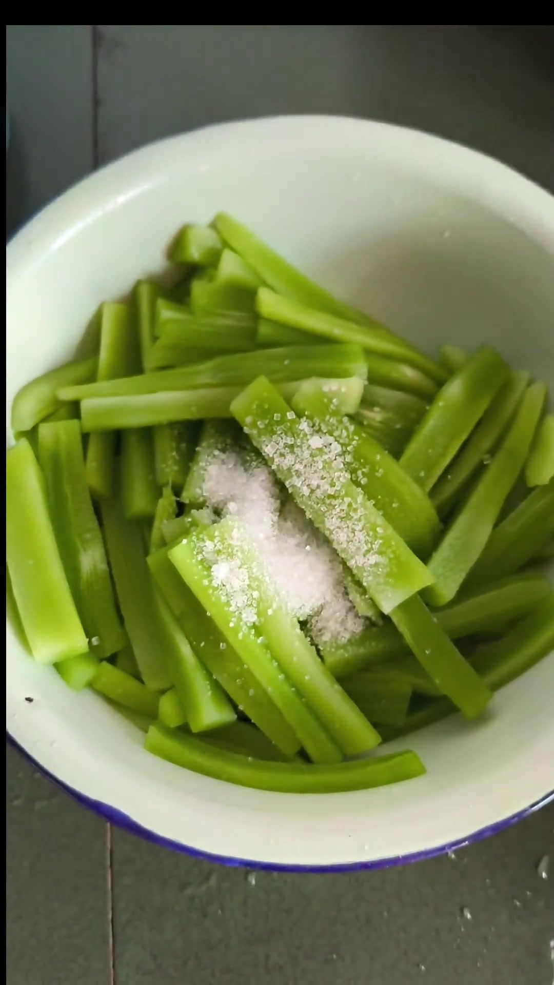 又到了吃莴菜的季节，今天来做莴菜吃