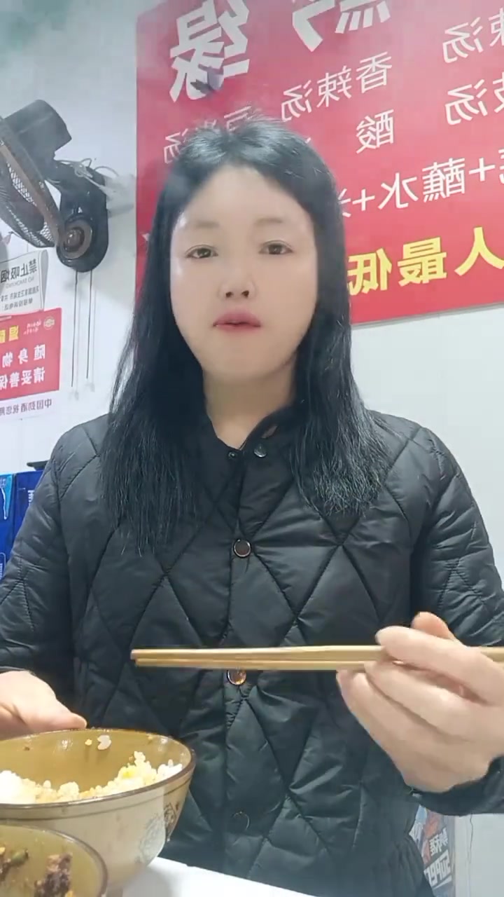 吗呀,贵州酸汤小火锅太好吃了,不吃三大碗饭是放不下碗的。远方的朋友欢迎到贵州旅游做客,我请