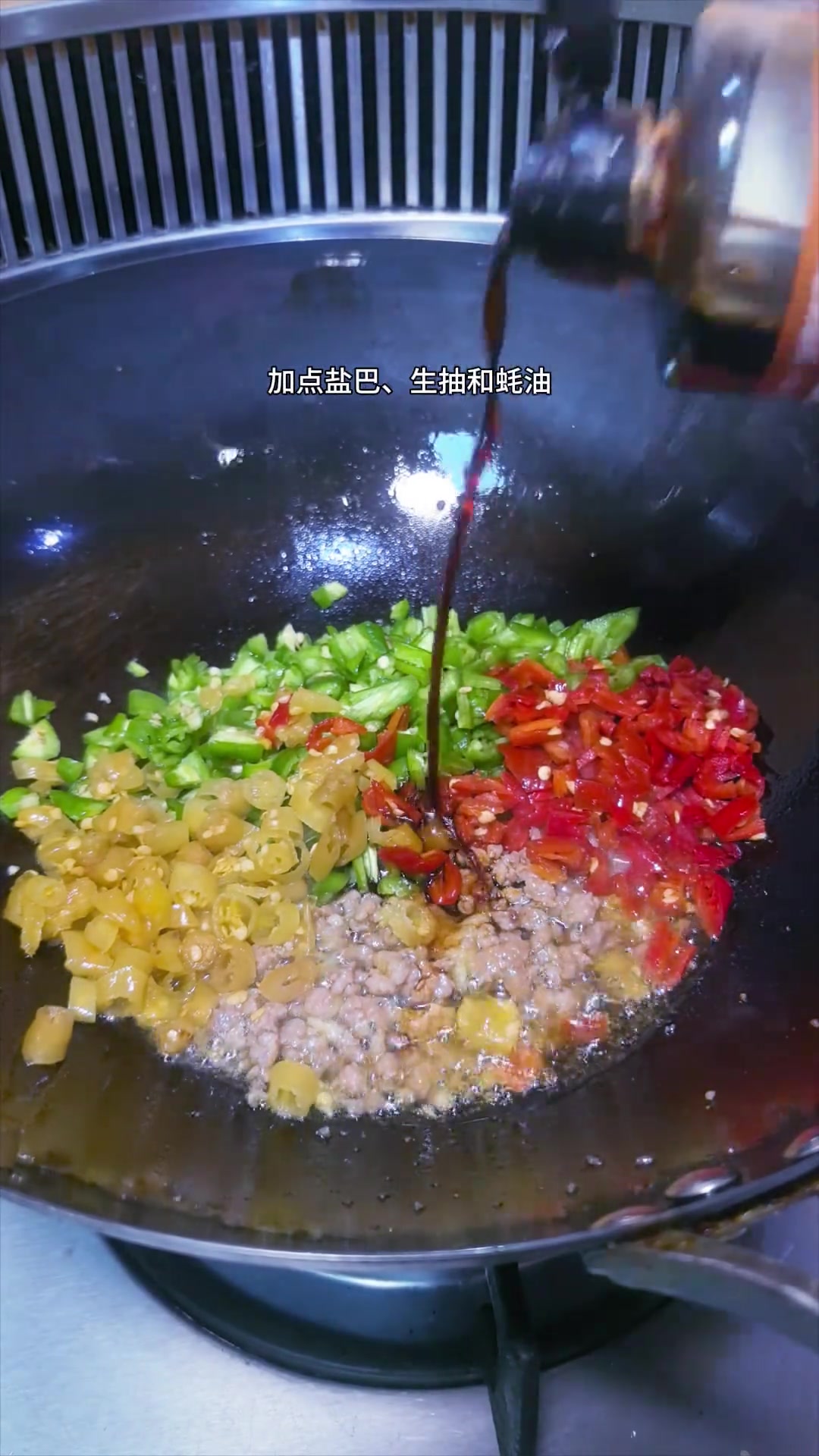 今天做了一个我们贵州人很喜欢的一道下饭菜,酸辣开胃巨下饭巨好吃!