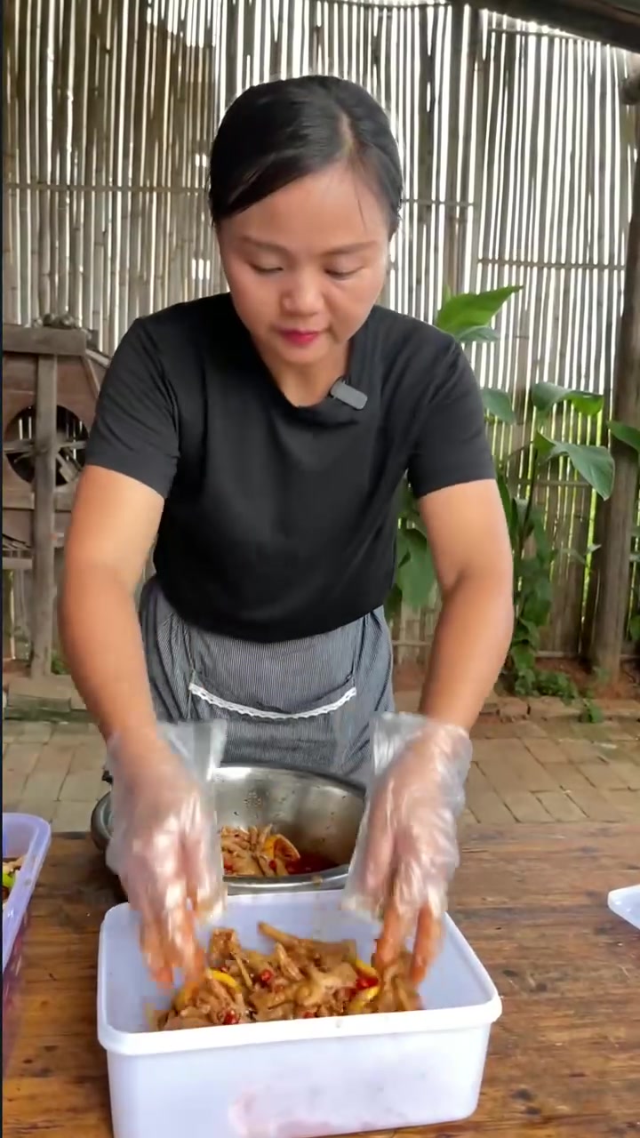 今天出了一期新品的柠檬无骨鸡爪拿去街上麦两小时不到20斤的鸡爪全部卖完，喜欢吃无骨鸡爪的姐