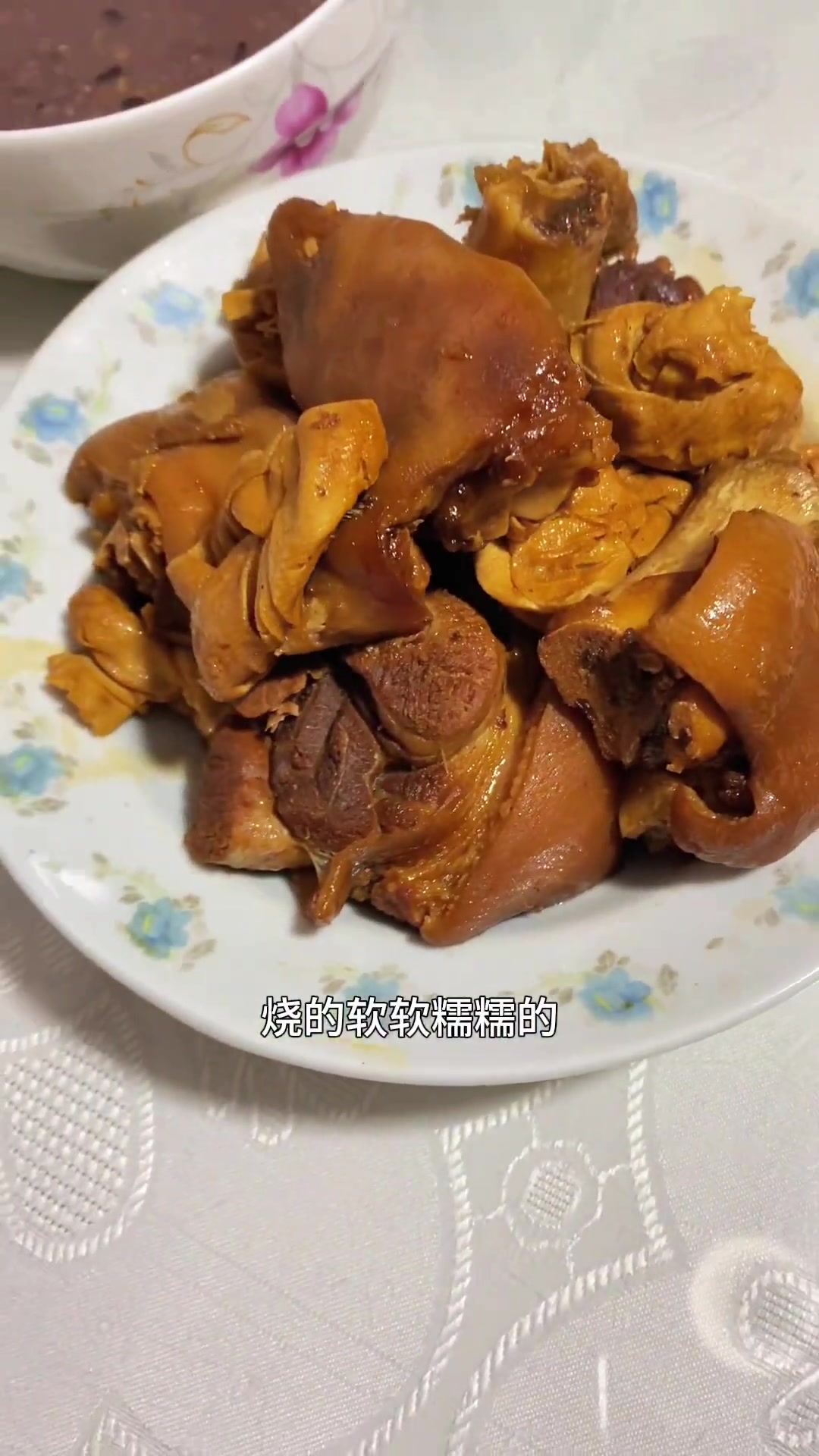 百叶结烧猪爪、塔苦菜炒杏鲍菇