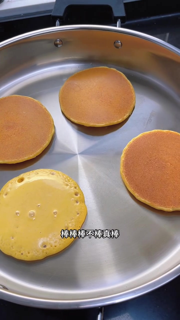 玉米面里放上两个鸡蛋,出锅就是比面包还好吃的玉米鸡蛋饼