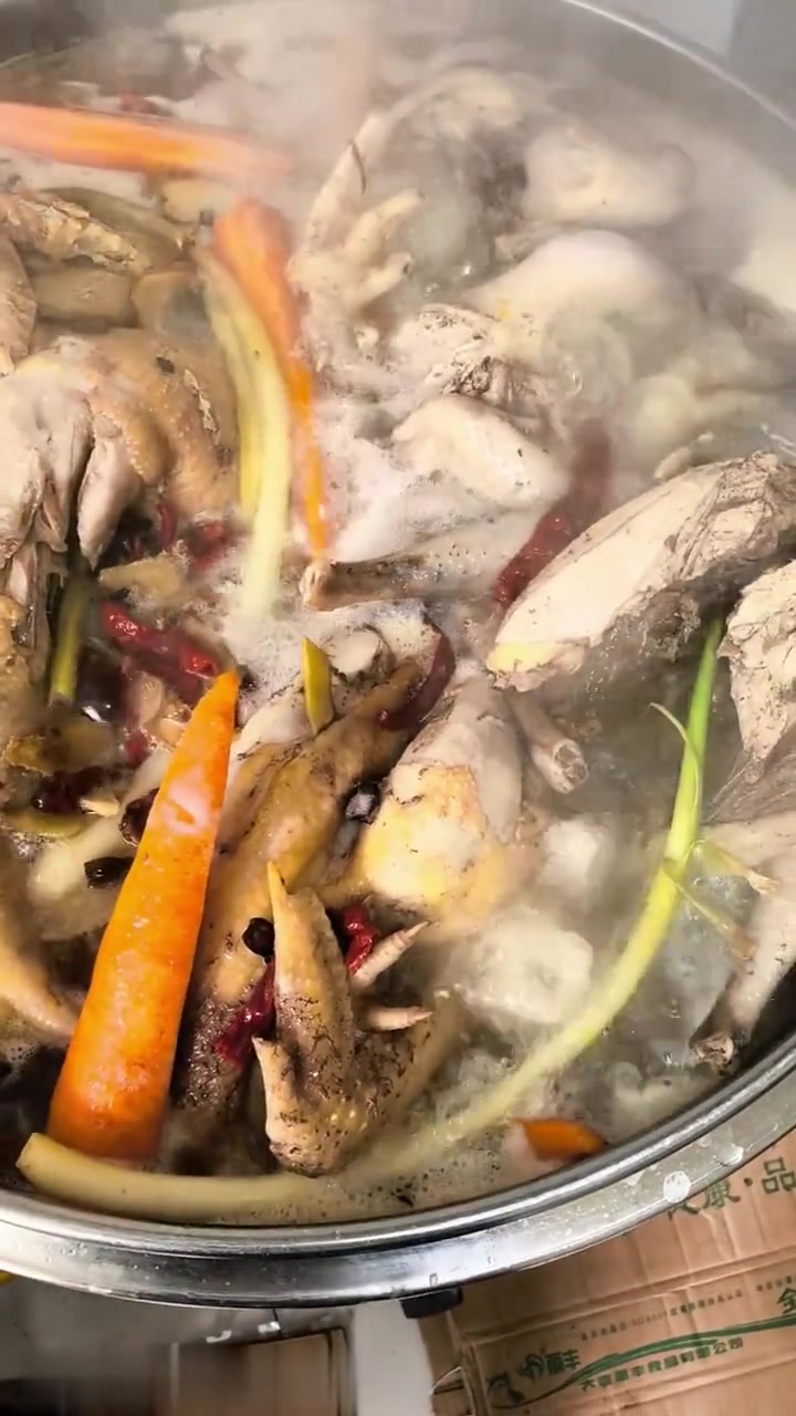 陕北榆林拼三鲜,新鲜的,猪羊鸡,放在一起精心制作煮出来的汤味道特别鲜美