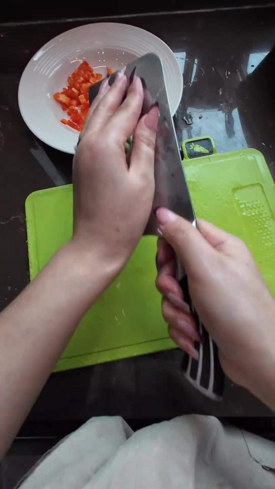 职场妈妈回归家庭给高中生送饭，第七天，今天吃肥牛金针菇，荷兰豆炒火腿，紫菜蛋花汤