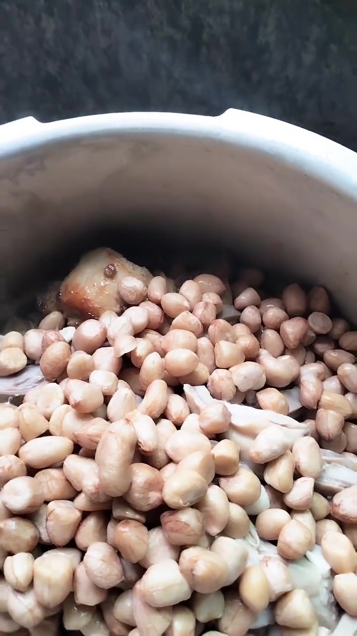 这就是绥宁最穷的人之一的晚饭,每天平均生活费保持在十块钱左右,偶尔吃一次肉,养了一年多的老