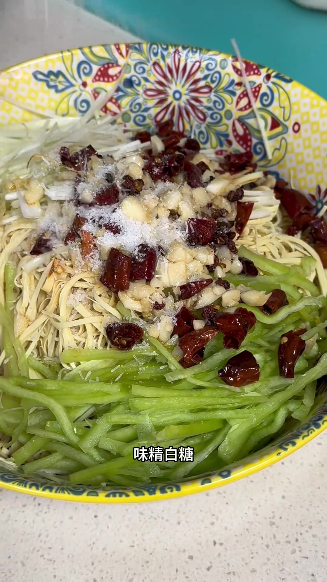 自己在家做的精美小凉菜嘎嘎好吃,况且还没有科技与狠活,太香了!东北菜也很美味,吃过的都知道