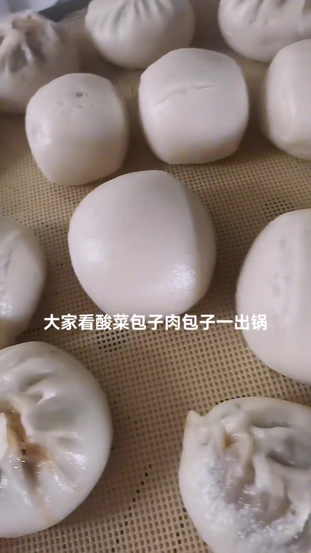 外面白雪飘飘,厨房热气腾腾,肉包子酸菜包子一出锅,年味就来了!