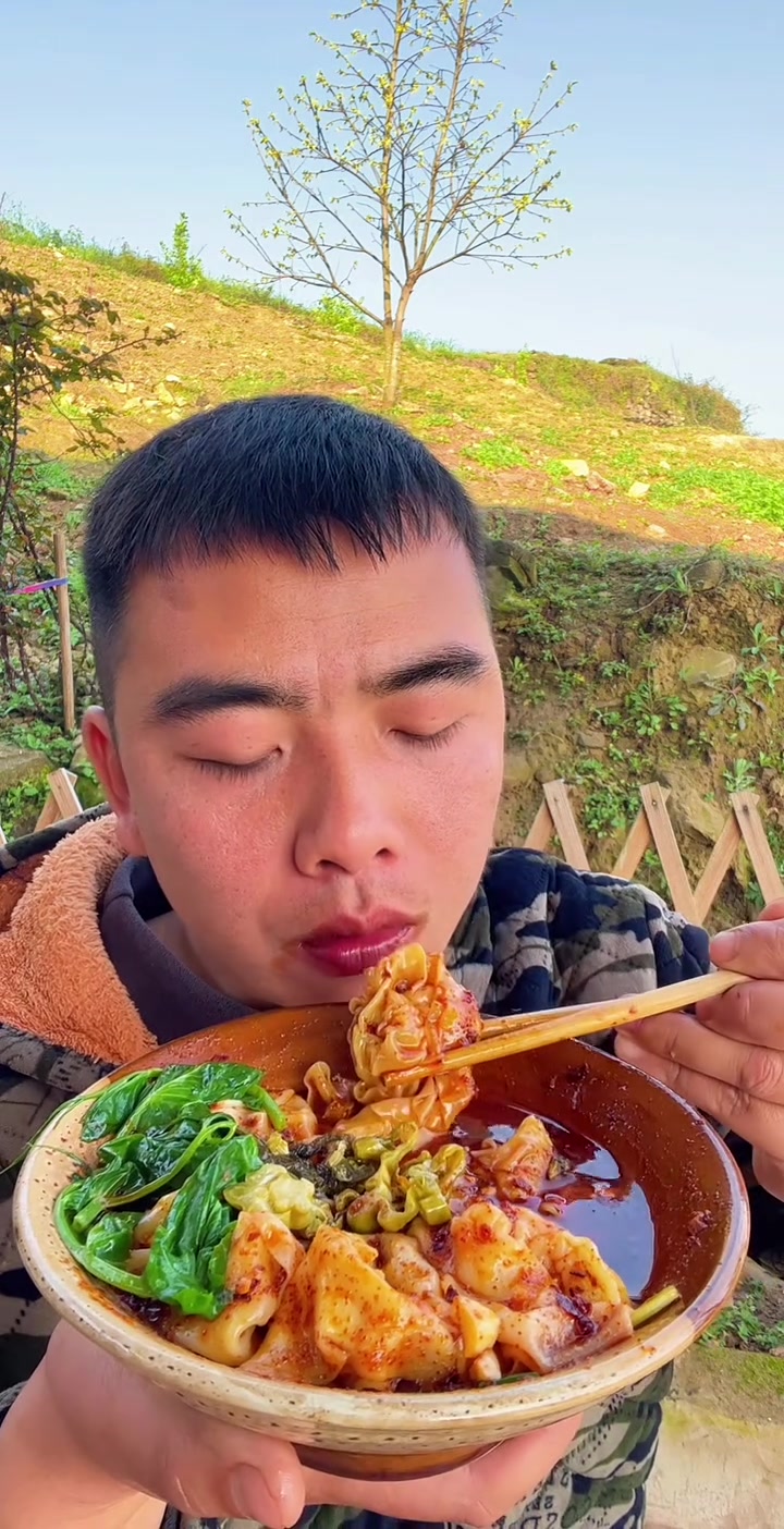 兄弟姐妹们吃饭了哦今天吃酸菜抄手简简单单又是一餐